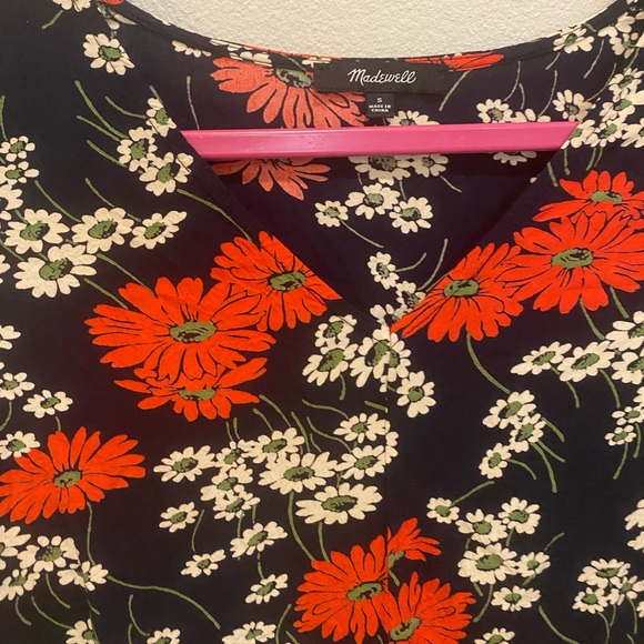 MADEWELL HILLSIDE DAISES WOMENS TIE FRONT TOP  DEEP INDIGO. V NECK, SHORT SLEEVE - Picture 6 of 6